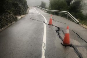 Les pluges obrin una clivella en la carretera de Vall de Laguar
