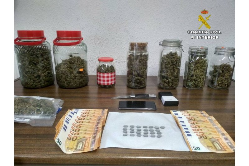 La Guardia Civil desarticula un punto de venta de drogas que abasteca a menores en Xal