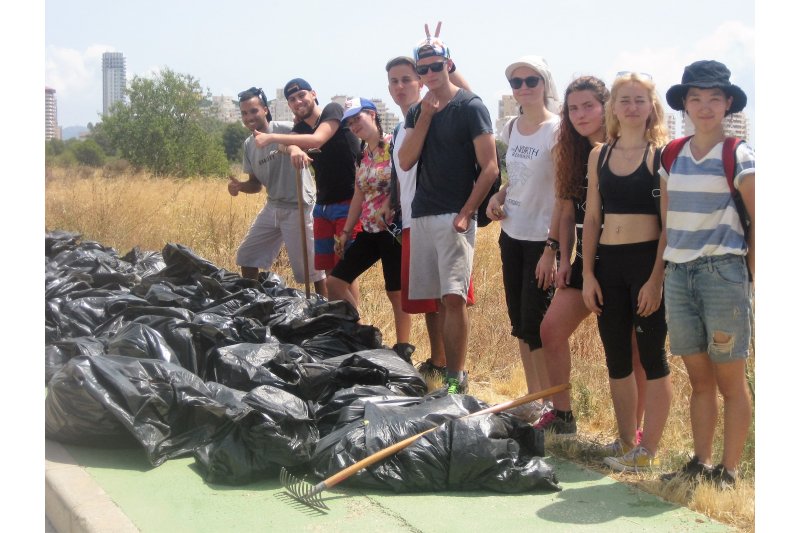 Voluntarios retiran 250 kilos de vidrio de Les Salines de Calp