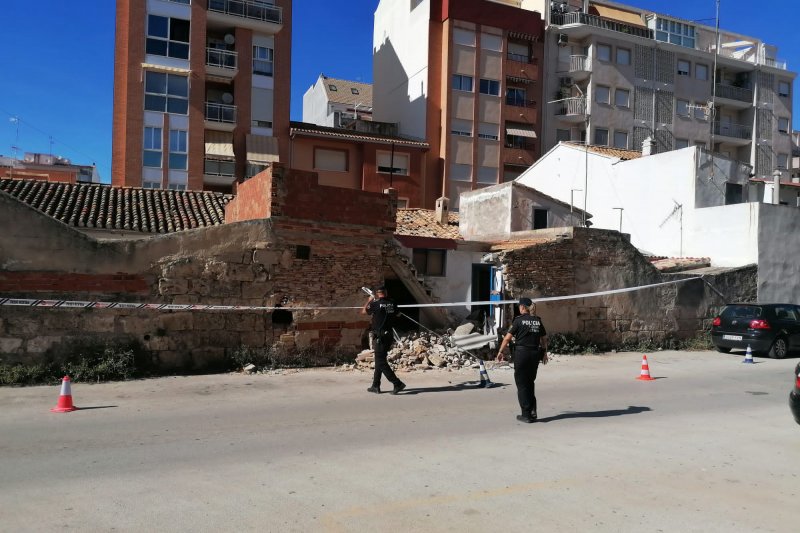 Cae un muro en la avenida Marquesado de Dnia sin causar daos