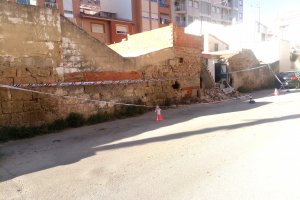 Un mur cau en l'avinguda Marquesat de Dnia sense causar danys