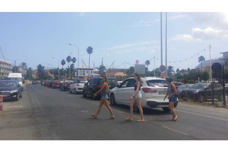 Residentes de la zona de Las Brisas en Dnia alertan del peligro de cruzar la carretera