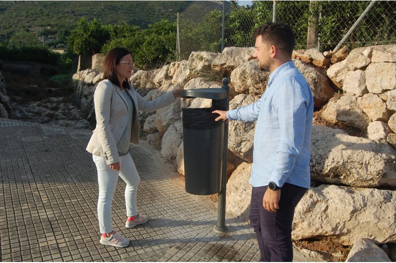 Residuos y Medio Ambiente instalan 50 nuevas papeleras a lo largo del casco urbano de Pego