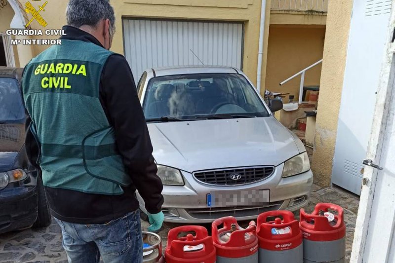 La Guardia Civil detiene a un vecino de Xbia por robar 155 bombonas de butano y propano en la Marina Alta
