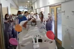 El Hospital de Dnia celebra a ritmo de marcha cristiana la salida del ltimo ingresado en la UCI por Coronavirus
