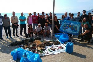 Voluntarios retiran 150 kilos de residuos de la cala El Rac de Calp