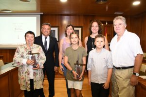 Isabel Mart i l'associaci Aspanion reben els premis 9 dOctubre Vila de Xbia