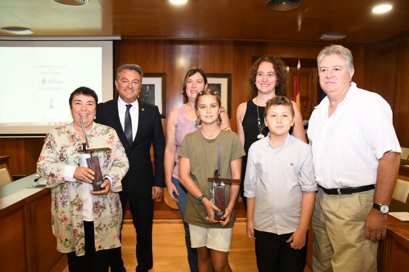 Isabel Mart y la asociacin Aspanion reciben los premios 9 de Octubre Vila de XBIA