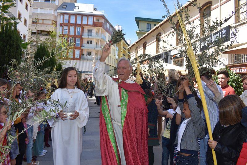 Cientos de vecinos acuden a la representacin de la Pasin en la Plaa de la Constituci y a la bendicin de ramos y palmas en Dnia
