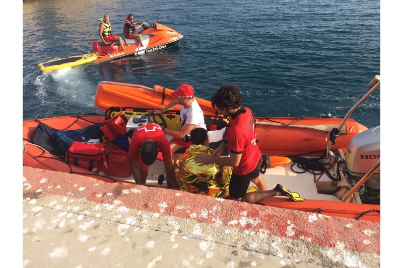 Rescatan en Xbia a un menor herido tras saltar al mar desde las rocas en el Tang