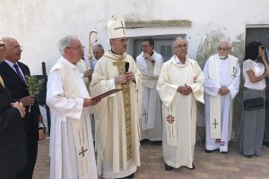 El obispo auxiliar de Valencia bendice la cpula de la iglesia restaurada de Benitatxell