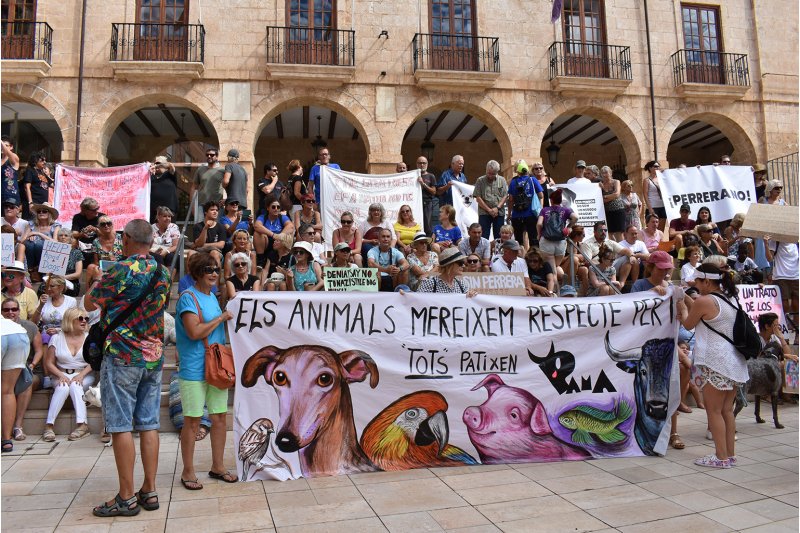 Cientos de vecinos acuden a las puertas del Ayuntamiento para protestar porque el servicio de recogida de animales no se haya hecho a APAD