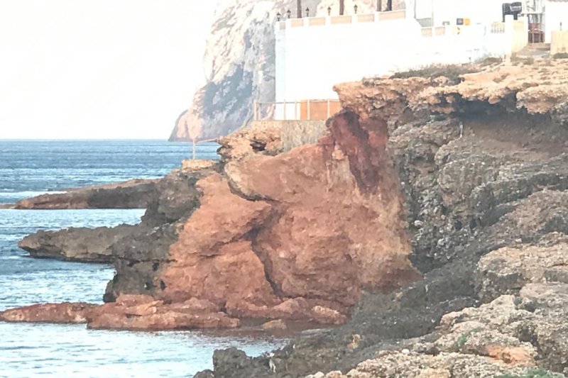 Espectacular desprendimiento de una gran roca en el acantilado de Les Rotes 