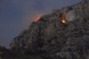 Un incendio en el Monte de Toix de Calp obliga a desalojar varias viviendas por precaucin