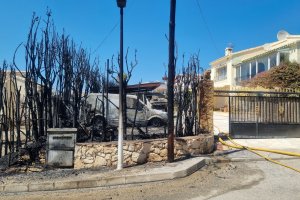 Un incendio ya controlado en el Rafalet de Xàbia obliga a desalojar 40 vecinos
