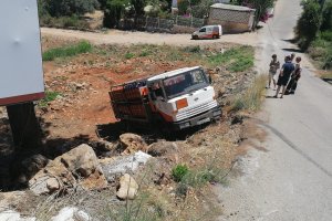 Un camión de butano cae por un terraplén en un vial del Montgó