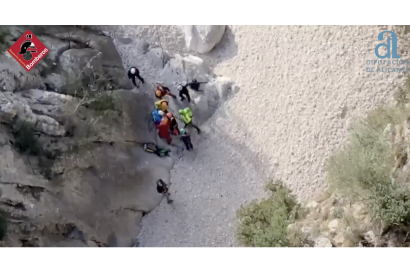 Rescate un senderista en helicptero en el Barranc de lInfern de Laguar