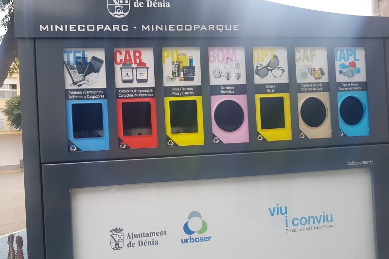 Los nuevos minipuntos limpios  de Dénia intentan fomentar el reciclaje 