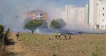  Los bomberos controlan un incendio en un descampado de Dnia