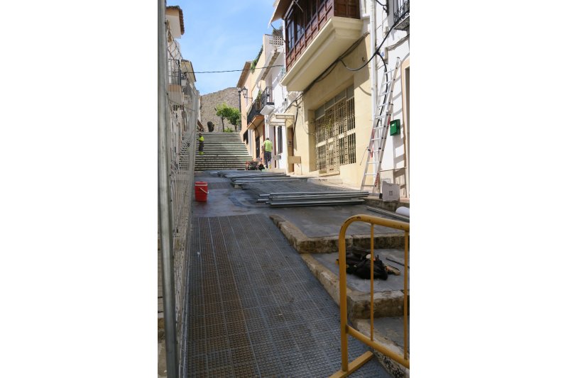 Una calle con escalera mecnica y rampas en Calp