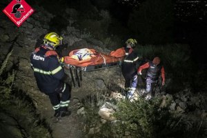 Los bomberos rescatan a una senderista en la Sierra de Brnia