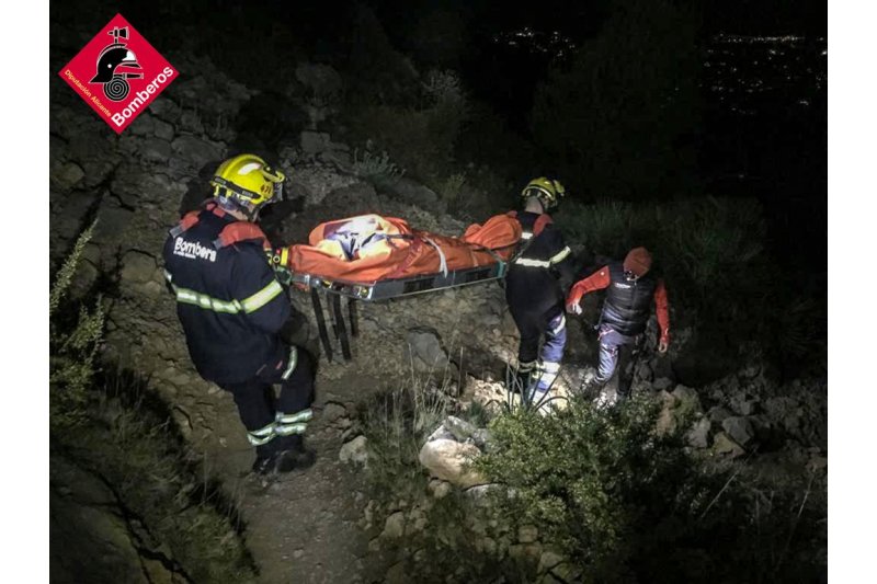 Los bomberos rescatan a una senderista en la Sierra de Brnia