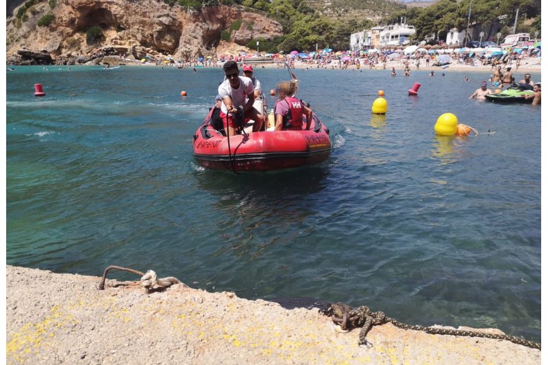 Cruz Roja rescata en la baha de Xbia a tres personas que se haban desprendido de su kayak