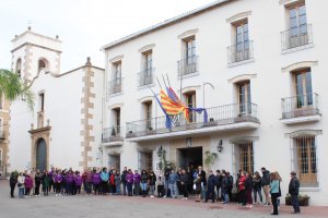 Minut de silenci davant l’Ajuntament d’Ondara en condol per les víctimes de l’incendi de València