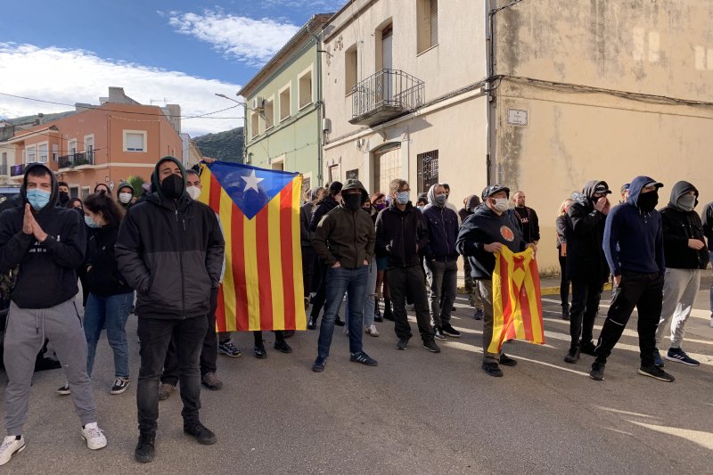 Guerra de cánticos y banderas en el encuentro de Vox en Pedreguer