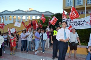 Los sindicatos protestan con pancartas y silbidos por el despido de cinco trabajadores municipales en el acto institucional del 9 d'Octubre