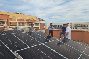 Plaques solars fotovoltaiques i bateries per a millorar l’eficiència del Centre Social d’Ondara