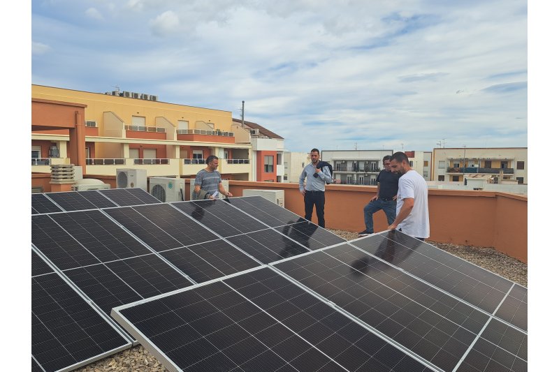 Plaques solars fotovoltaiques i bateries per a millorar l’eficiència del Centre Social d’Ondara