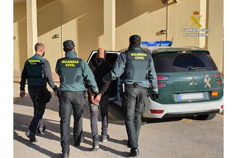 La Guardia Civil detiene a un hombre por robos en vehculos 