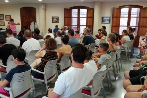 La Concejala de Deportes de Ondara presenta a Vicent Moncho como coordinador de la Escuela Municipal