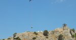 Un helicptero transporta las 75 toneladas de material necesarias para la rehabilitacin del castillo del Ocaive de Pedreguer