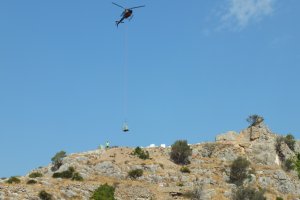 Un helicpter transporta les 75 tones de material necessries per a la rehabilitaci del castell de l'Ocaive de Pedreguer