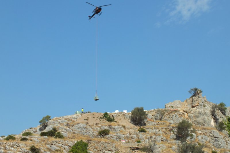 Un helicptero transporta las 75 toneladas de material necesarias para la rehabilitacin del castillo del Ocaive de Pedreguer