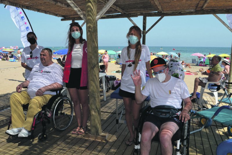 La playa accesible del Raset ampla sus servicios con un fisioterapeuta y un animador para la zona de ocio