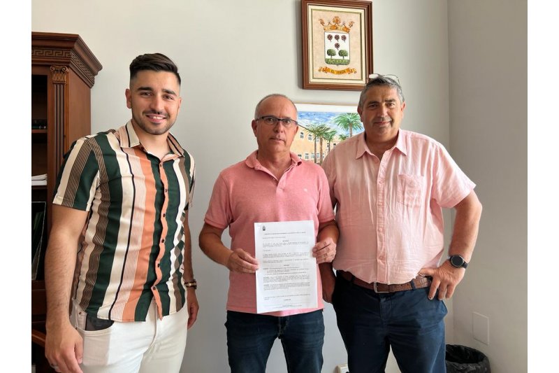 El Ayuntamiento del Verger firma el convenio de colaboracin con el club de ftbol