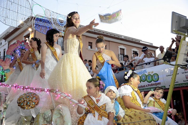 La Parida y LEspatl se llevan los primeros premios en un desfile de carrozas de Pedreguer puntual, colorido y que repasa temas msicals de xito