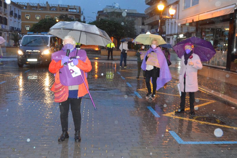 La cadena de mujeres de Matria se realiz pese a la lluvia