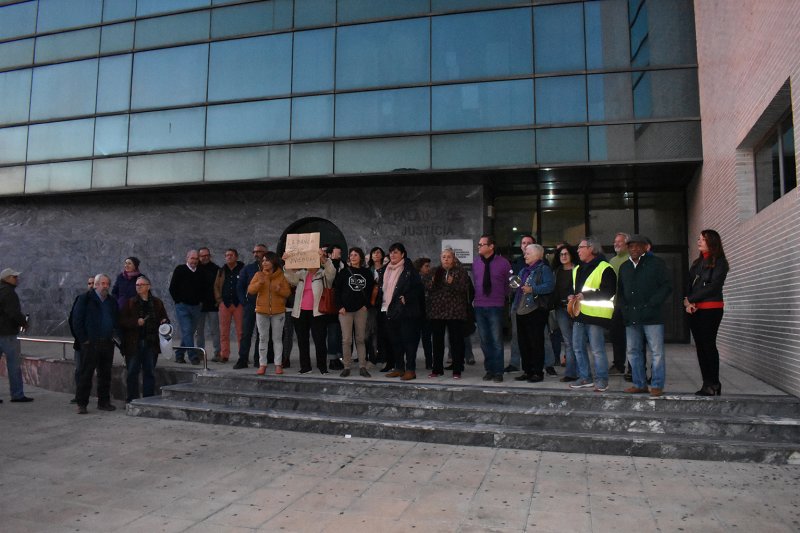 Ms de 60 personas se concentran en los juzgados de Dnia para pedir decencia judicial en el tema de las hipotecas