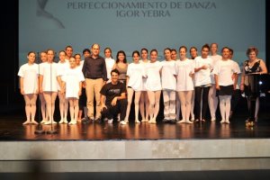 Jvenes bailarinas perfeccionan su tcnica con Igor Yebra en Teulada
