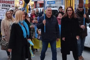Una manifestacin contra la invasin rusa recorre las calles del centro de Dnia 