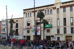 La penjada del cartell de Moros i Cristians al balcó de l’Ajuntament inicia el compte enrere cap a les festes patronals de Pego