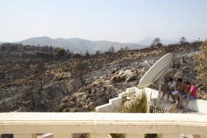 Un incendio alcanza la urbanizacin Monte Pedreguer