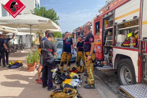 Los bomberos sofocan un incendio en una vivienda en la Carretera del Pla de Xàbia