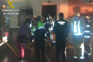 La Guardia Civil y la Polica Local salvan a una persona en un incendio en Calp