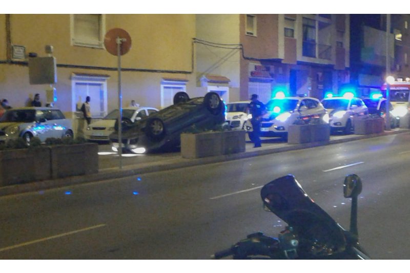 Aparatoso accidente en la avenida de Alicante en Dnia