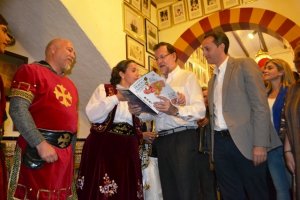 Mariano Rajoy visita la comarca y conoce los moros i cristians de Calp